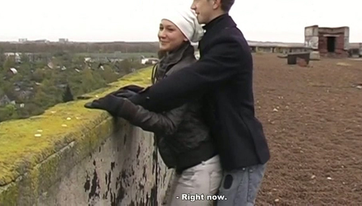 Outdoor  blow job by sexy girlfriend porn pics