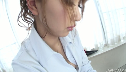 Wel stacked Japanese masseuse Anna Mizukawa gives back massage porn pics