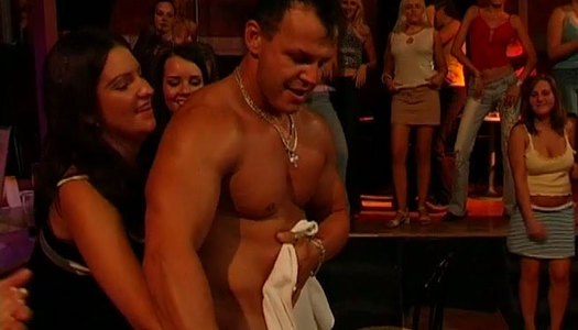 Physically-imposing stripper gives an awesome show porn pics