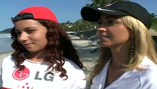 Sporty Latina gals wanna seduce a man for casual sex on the lawn porn pics