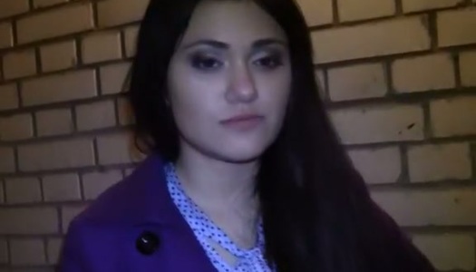 Pretty chick gives a head at the stairway porn pics