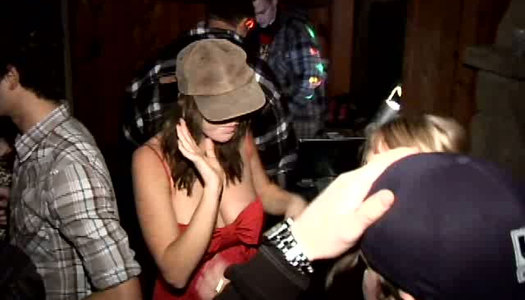 Skanky girl demonstrates her flexibility at the college party porn pics