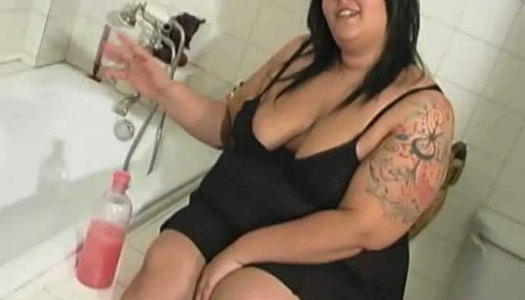 Chunky brunette girl with huge boobs masturbates in the bathroom porn pics