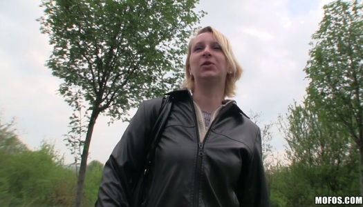 Amateur curvy Russian chick Vera gives blowjob in the wild porn pics