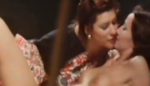 Two hot Lesbos were posed for painter absolutely naked porn pics