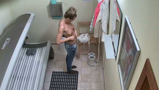 Spy camera caught amateur Czech girl in the solarium porn pics