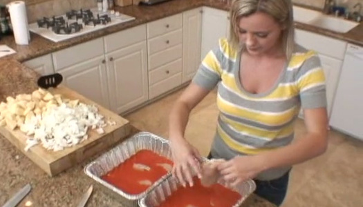 Adorable cutie Bree Olson looks just as sexy without makeup and she cooks porn pics