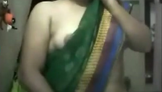 Dirty-minded amateur Indian webcam woman flashes big plump belly porn pics