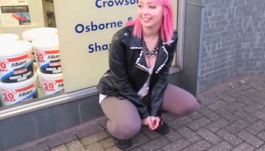 Kinky pink haired emo girlie in tight yoga pants pisses outdoors for dude porn pics