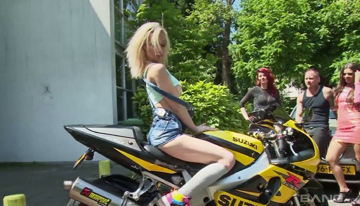 Slut Chessie Kay and her crazy girlfriends are testing sex toys outdoor porn pics