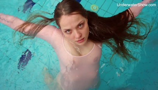 Nice swimming babe Simonna gets naked under the water porn pics