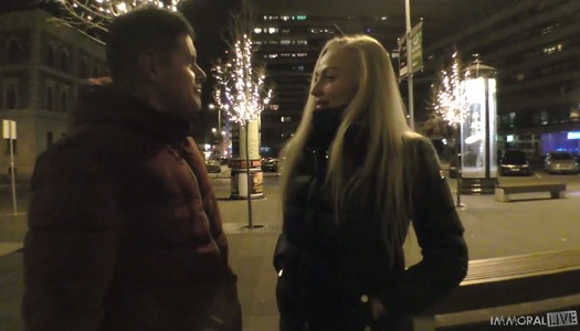 Hypnotizing big bouncing boobs of sex starved blond hooker Kayla Green porn pics