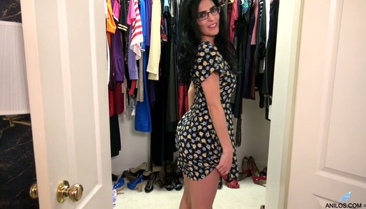 Mature woman in glasses Theresa Soza is toying her hungry hole porn pics