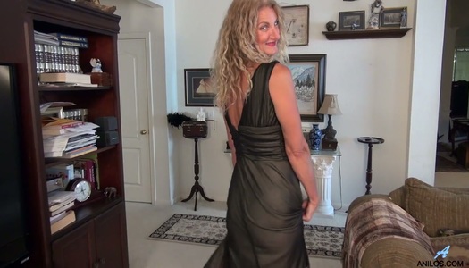 Middle aged blonde Zoe Marks is finger fucking her insatiable punani porn pics