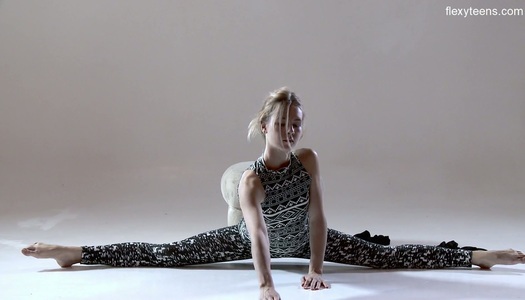 Russian flexible teen Rita Mochalkina does the splits and shows yummy snatch porn pics