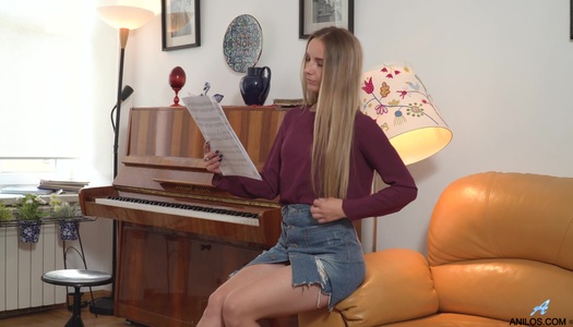 Pianist Bekki takes off panties and plays with her yummy pussy porn pics