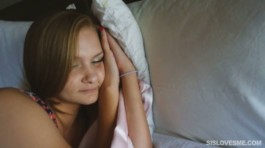 Sexy stepsister Paisley sucks dick waking up early in the morning - 2. pic