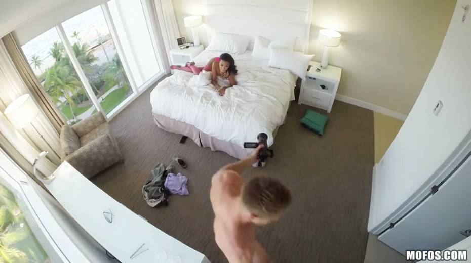 Tempting babe Harley Dean fingered in her ass hole - 10. pic