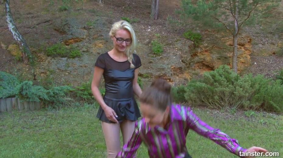 Crazy bitch Victoria Puppy pisses on sexy girlfriend outdoor - 2. pic