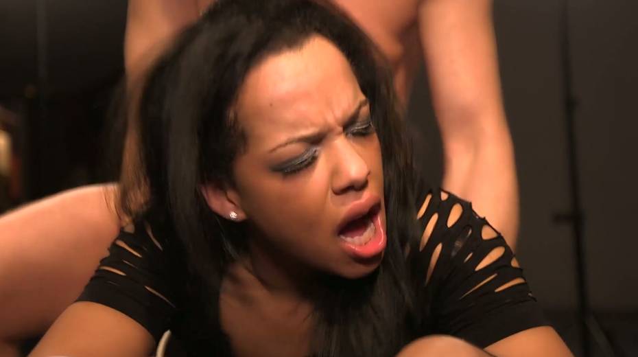 Two aggressive dudes fuck sex-hungry hoochie Maria Mia - 11. pic