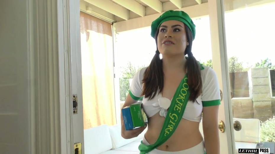 Cookie girl Veronica Valentine gives her head and gets fucked - 2. pic