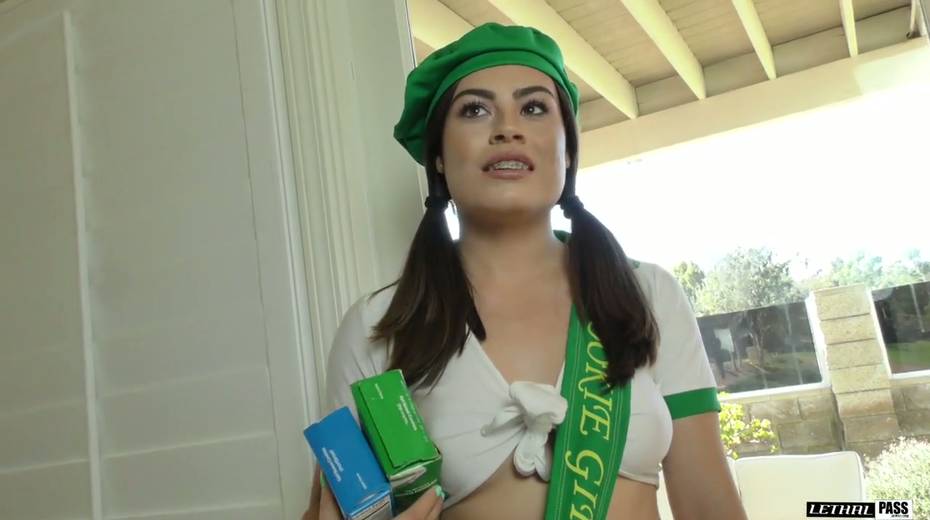 Cookie girl Veronica Valentine gives her head and gets fucked - 3. pic