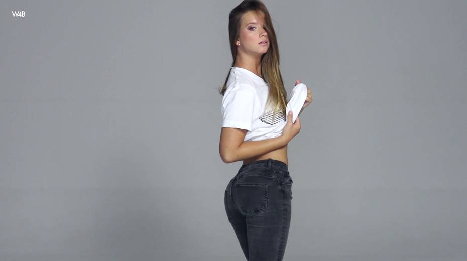 Slender porn actress Marynia performs her first solo video - 3. pic