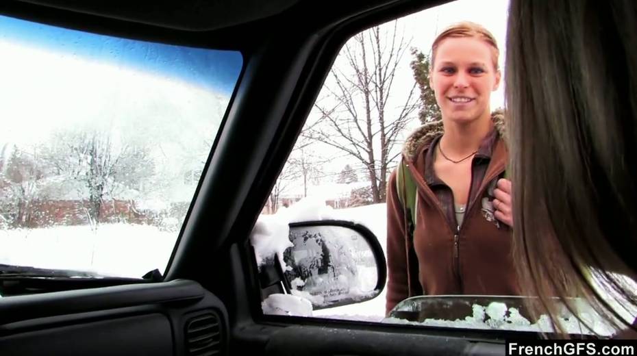 Canadian tourist Sarah Vickers takes part in crazy threesome couple sex - 2. pic