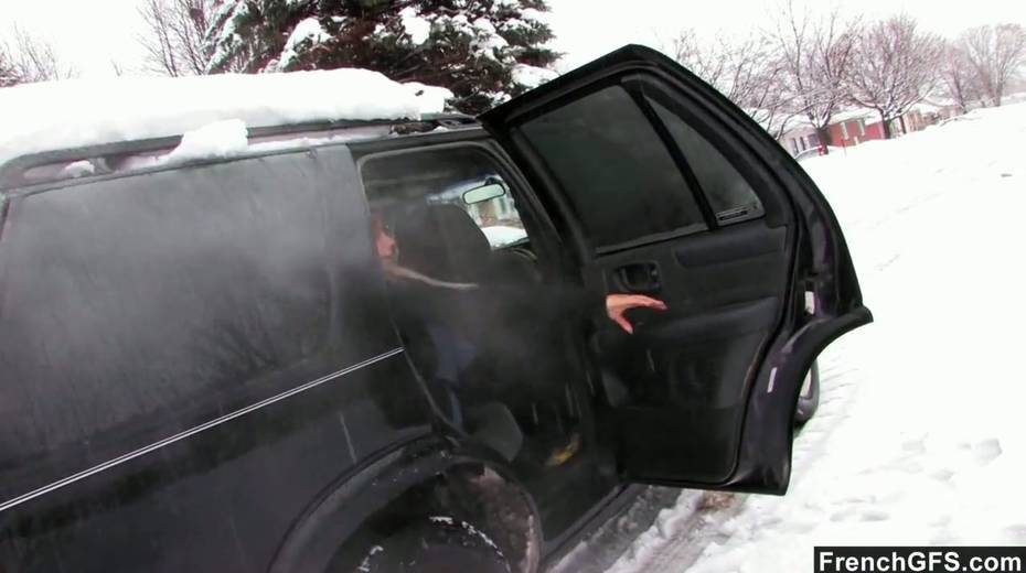Canadian tourist Sarah Vickers takes part in crazy threesome couple sex - 3. pic