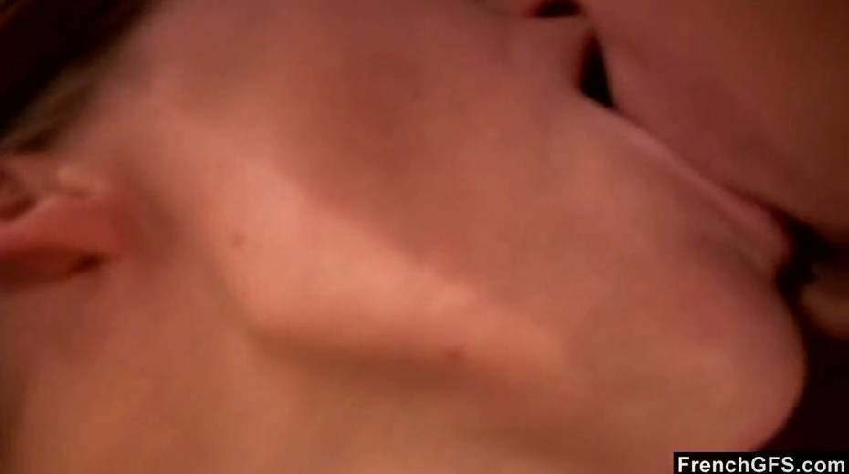 Canadian tourist Sarah Vickers takes part in crazy threesome couple sex - 12. pic