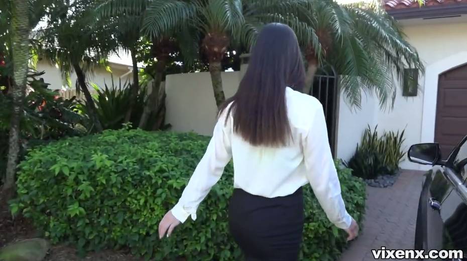 Cute babe with juicy ass Brittany Shae is fucked in her charming pussy - 2. pic