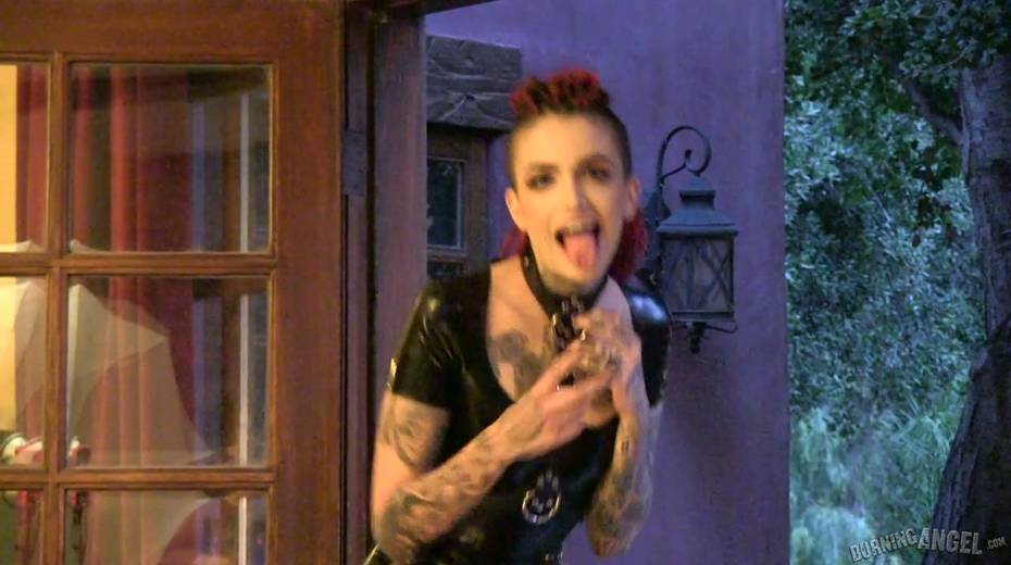 Tattooed slut with red hair Anna Tyler gives interview before shooting - 5. pic