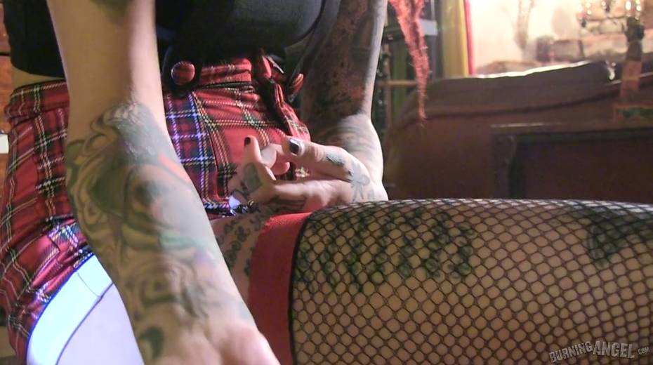 Tattooed slut with red hair Anna Tyler gives interview before shooting - 17. pic