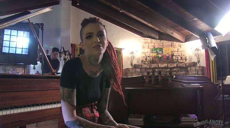 Tattooed slut with red hair Anna Tyler gives interview before shooting - 18. pic