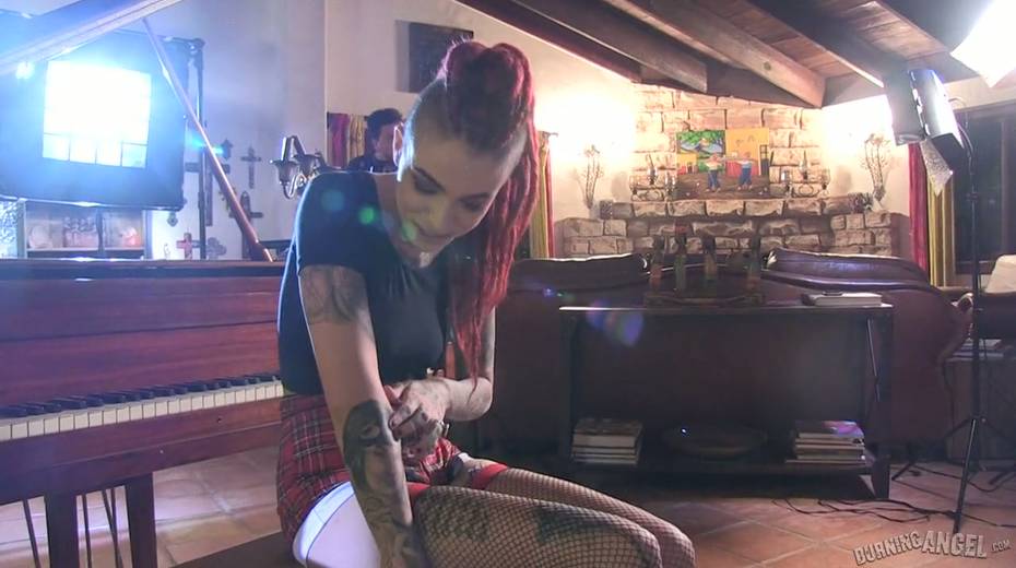 Tattooed slut with red hair Anna Tyler gives interview before shooting - 20. pic