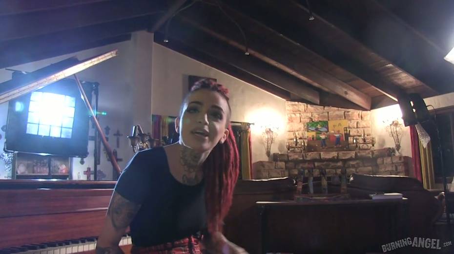 Tattooed slut with red hair Anna Tyler gives interview before shooting - 21. pic