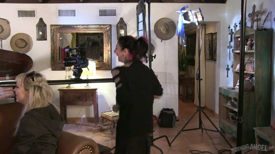 Tattooed slut with red hair Anna Tyler gives interview before shooting - 28. pic