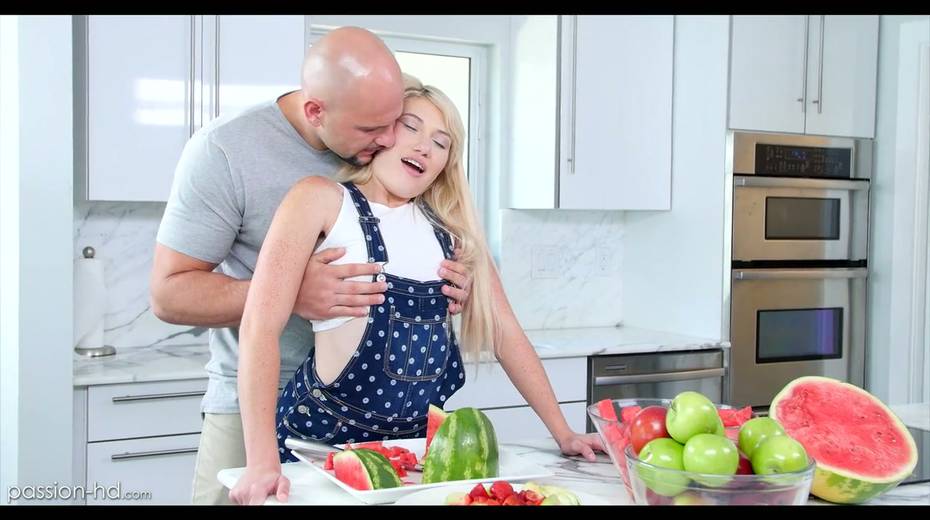 Blond housewife Zelda Morrison enjoys sucking big cock before steamy pussy pounding - 3. pic