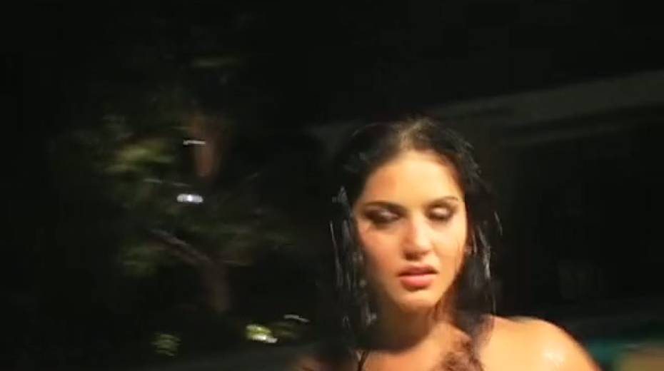 All wet brunette sexpot Sunny Leone poses and masturbates late at night - 3. pic