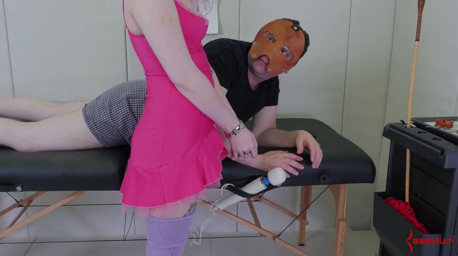 Kinky pervert in mask fucks plump ass of anal insane blonde with pigtails - 2. pic