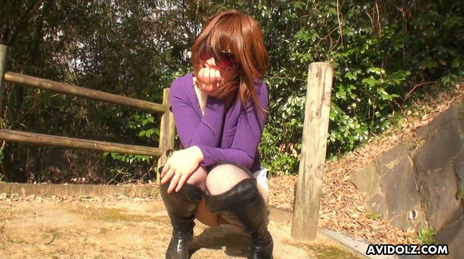 Pissing Japanese girl Atsuko Wata was caught on the bride in broad daylight - 20. pic