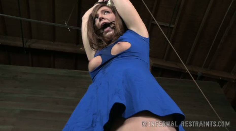 Kinky dude punishes sexy chick with scissors - 12. pic