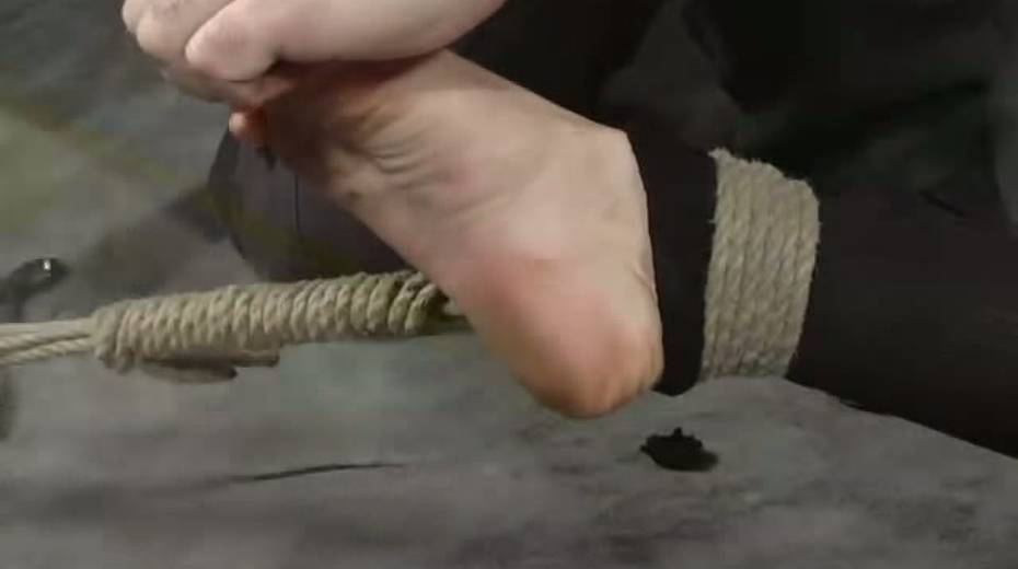 Sexy whore Roxy is punished with scissors in the cold room - 4. pic