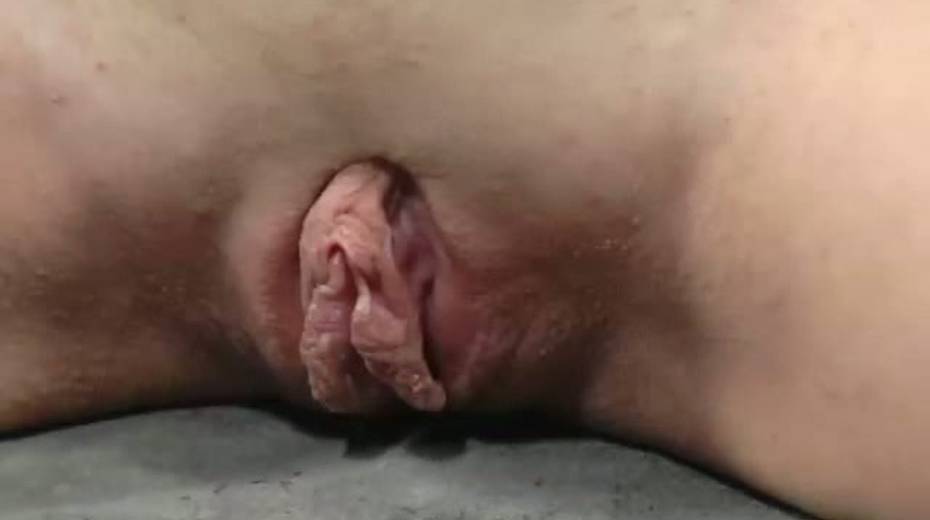 Sexy whore Roxy is punished with scissors in the cold room - 10. pic