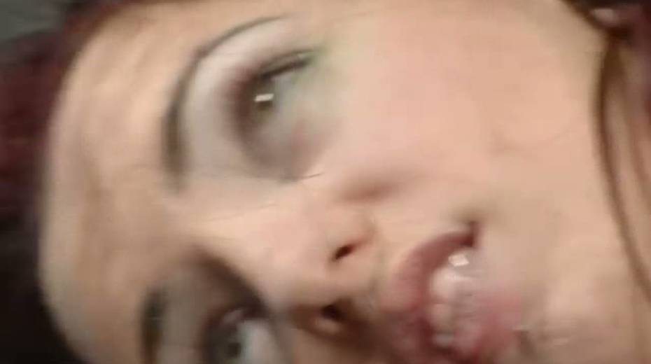 Sexy whore Roxy is punished with scissors in the cold room - 11. pic