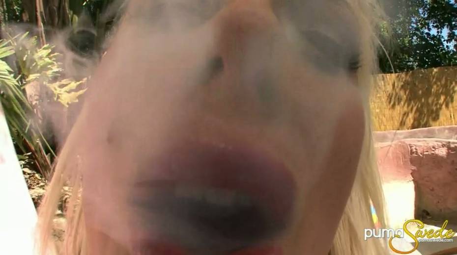 This sexy busty MILF loves being watched and she loves smoking - 9. pic