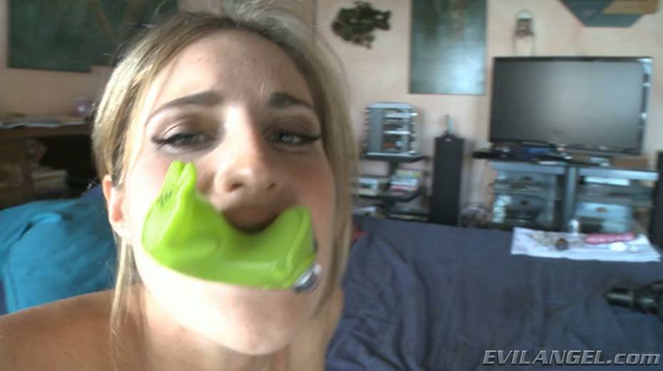 Horny blonde makes her sex toy disappear in her asshole - 7. pic