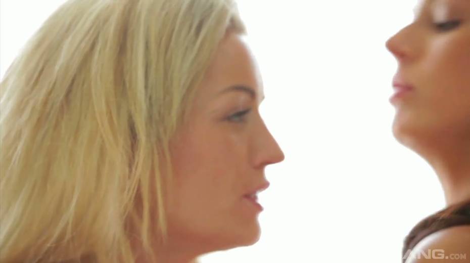 Addicted to sex babe Kari enjoys eating girlfriend's pussy - 25. pic