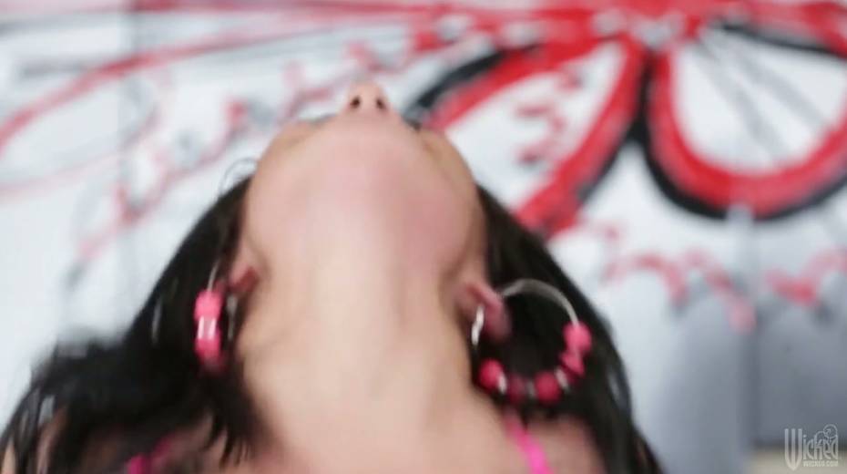 Sex-insane brunette Alexa Aimes gives blowjob and rips leggings before steamy cock riding - 6. pic
