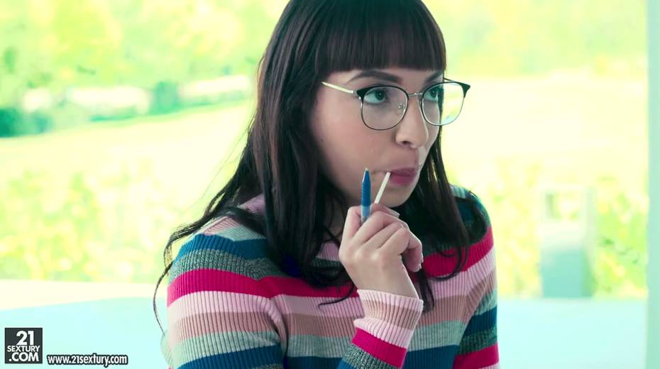 Nerdy chick in glasses Matilde Ramos turned to be anal-insane bitch - 2. pic